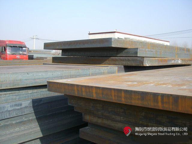 “這是我們研發(fā)的又一個國內(nèi)首發(fā)產(chǎn)品——174mm的高端特厚鉻鉬鋼板，一共11塊，將替代進口，獨家應用于江蘇某重點技改項目核心裝置——氨合成反應器的制造！”9月5日，在河鋼集團舞鋼公司產(chǎn)線上，看著一批鋼板即將裝車發(fā)往客戶，科技部研發(fā)人員李某某一臉自豪。  該產(chǎn)品的各項要求在此類鋼板中堪稱“史上最嚴”。由于該項目中的氨合成反應器需要在高溫、高壓及氫腐蝕等極端條件下使用，對所需鋼鐵材料有著極為嚴苛的要求，對該類鋼板的生產(chǎn)研發(fā)來說堪稱“史上最嚴”。舞鋼公司在客戶項目設計的前期，就積極充分發(fā)揮技術優(yōu)勢，結合針對該項目所量身打造的科研攻關團隊，與用戶深入對接，為其設計滿足該項目個性化需求的高端特厚鋼板。在研發(fā)過程中，針對鋼板的模擬焊后熱處理工藝溫度及檢驗技術難度在該厚度范圍為行業(yè)最嚴、居國際領先水平的客觀實際，舞鋼公司加大技術創(chuàng)新力度，創(chuàng)新設計軋制、熱處理工藝，一舉攻克了高溫長時模擬焊后特厚鋼板全厚度界面低溫沖擊功參數(shù)較差的行業(yè)共性技術難題，并全流程嚴格把控工藝技術質(zhì)量管理，最終打造出探傷合格率和性能合格率均為100%且極具舞鋼特色的高端特厚鉻鉬鋼板，產(chǎn)品各項技術指標處于國際領先水平，贏得了客戶稱贊。