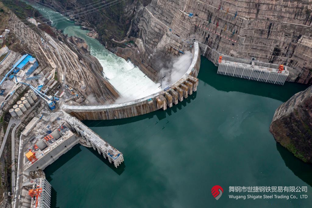 10月24日下午，白鶴灘水電站右岸地下廠房最后一倉(cāng)封頂混凝土澆筑完成，標(biāo)志著世界在建最大水電站地下廠房全線封頂。在該工程建設(shè)中，河鋼集團(tuán)舞鋼公司累計(jì)生產(chǎn)供應(yīng)Q500、Q345C/B、SX780等數(shù)個(gè)新品種鋼板4500噸，主要用于水電站水輪機(jī)座環(huán)、發(fā)電機(jī)頂蓋、控制環(huán)、壓力鋼管制造，大大加速了大型發(fā)電機(jī)組用鋼國(guó)產(chǎn)化進(jìn)程。    據(jù)介紹，白鶴灘水電站位于四川省涼山州和云南省昭通市交界處，是世界在建規(guī)模最大的水電工程，裝機(jī)總?cè)萘?600萬(wàn)千瓦，其左右岸地下廠房?jī)?nèi)分別布置8臺(tái)具有完全自主知識(shí)產(chǎn)權(quán)的單機(jī)容量達(dá)100萬(wàn)千瓦的水輪發(fā)電機(jī)組，單機(jī)容量位居世界第一。10月24日下午，白鶴灘水電站成功蓄水至825米高程，首次達(dá)到正常水位，大壩將接受高水位全面檢驗(yàn)。    該工程的規(guī)模天然決定了其施工難度極高，復(fù)雜的地形地質(zhì)條件和技術(shù)指標(biāo)等因素也給施工帶來(lái)了巨大挑戰(zhàn)。因此在電站建設(shè)材料及關(guān)鍵部位用鋼的選擇上，客戶(hù)慎之又慎，對(duì)焊接性能、韌性、強(qiáng)度等均有著極為嚴(yán)苛的技術(shù)要求。舞鋼公司憑借強(qiáng)大的質(zhì)量品牌優(yōu)勢(shì)和雄厚的技術(shù)實(shí)力成功中標(biāo)——數(shù)百?lài)崱拔桎撆啤备呒夹g(shù)含量的大厚度高級(jí)別水電鋼板用于制造世界單機(jī)容量最大的巨型水輪發(fā)電機(jī)組的座環(huán)。    隨后，舞鋼公司為白鶴灘水電站定制研發(fā)265mm厚的SXQ500D-Z35鋼板，并進(jìn)一步制作加工件。公司科技部高強(qiáng)鋼研究所針對(duì)該鋼的生產(chǎn)重點(diǎn)和難點(diǎn)，提前制定措施，并在冶煉、制坯等關(guān)鍵環(huán)節(jié)派人進(jìn)行跟蹤、協(xié)調(diào)。在科技、設(shè)備、生產(chǎn)人員的共同努力下，該批鋼板最終順利生產(chǎn)完畢。鋼板及試樣經(jīng)公司、客戶(hù)和第三方檢驗(yàn)機(jī)構(gòu)檢驗(yàn)合格后，在三和盛機(jī)建公司完成切割深加工。    交付客戶(hù)后，該鋼憑著焊接性能好、力學(xué)結(jié)構(gòu)良好、低溫沖擊韌性強(qiáng)等優(yōu)點(diǎn)，承受住了巨大的水壓力和沖擊負(fù)荷，再次贏得設(shè)備制造方的高度評(píng)價(jià)。（舞鋼市委宣傳部 楊德坤 張培軍）