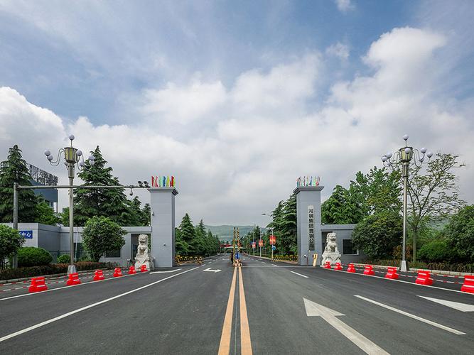 河鋼集團舞陽鋼鐵公司是我國寬厚鋼板生產(chǎn)科研基地。擁有4100mm+4100mm和4200mm+4300mm兩條技術先進的雙機架寬厚鋼板生產(chǎn)線，配套有國內(nèi)寬厚板行業(yè)優(yōu)勢明顯的鋼錠模鑄線及鋼板熱處理設施，具有雄厚的研發(fā)制造實力。具有年產(chǎn)鋼500萬噸、寬厚鋼板360萬噸、銷售收入200億元的綜合實力。